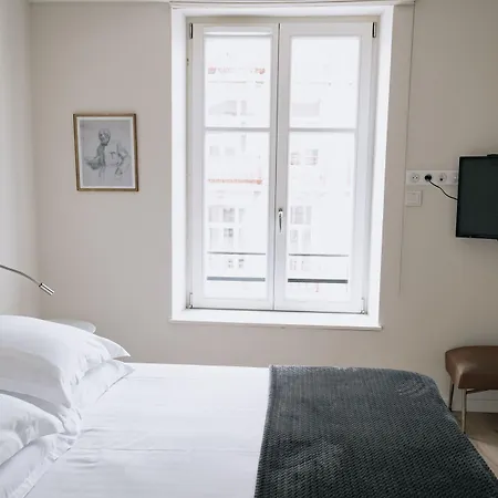 Les De Catherine, La 35 Διαμέρισμα Νανσύ